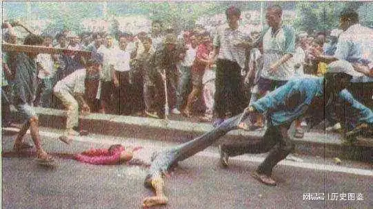 1998年印尼街头屠杀华人的现场到处充满了血腥味