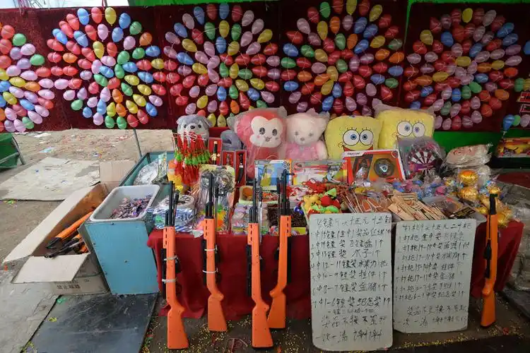 春节地摊飞镖套圈"套路深",老板收钱收到手软-搜狐大视野-搜狐新闻