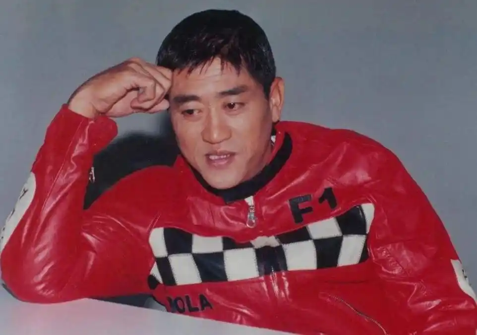 飞越黄河的柯受良地位有多高?张学友出钱治丧,刘德华为其女送嫁