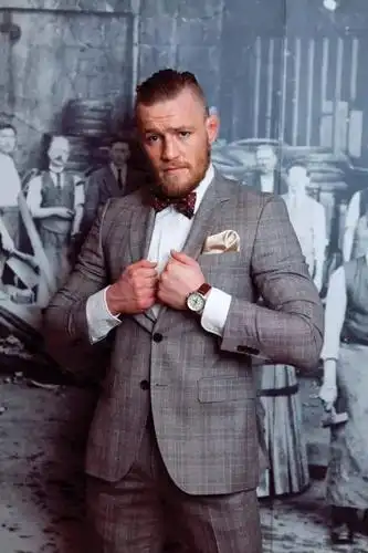 前一阵,更是凭借一身「fxxk you」文字条西装火遍时尚圈.