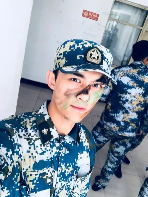 吴磊军训结束晒花脸自拍身着迷彩服帅气有型