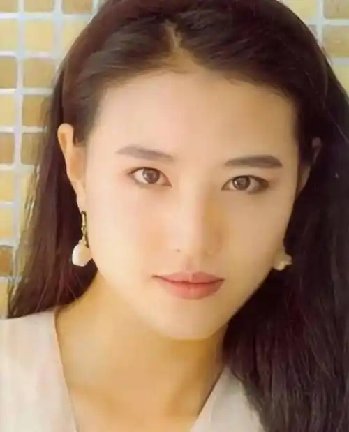 原创周海媚年轻时多美被赞全港情人金庸愿为其改变周芷若结局