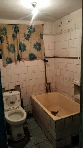 我们在乾元环城南路18号303室,原排涝站宿舍,业已破旧不堪,被收购,特