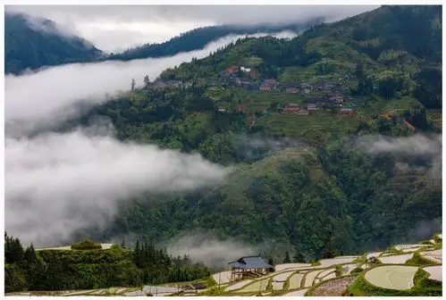云雾缭绕,整个加榜乡村宛如仙境