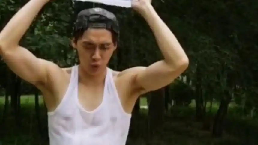 爱豆情报站 2016:李易峰冰桶挑战 腹肌隐约可见 - 高清视频在线观看