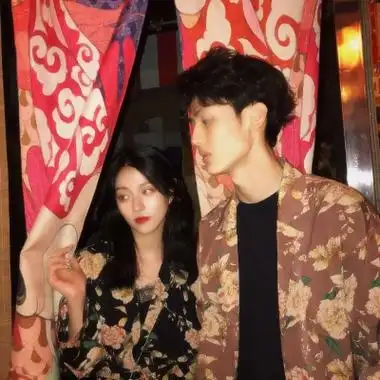 港风复古情侣头像真人一男一女 少年少女慵懒感十足的头像图片