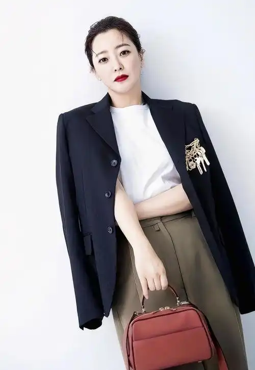 原创又被金喜善惊艳了穿芭比粉西装也不俗气配拖把裤好显气质