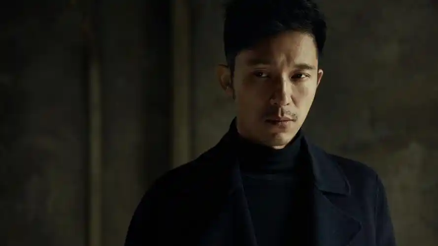 羿坤英伦绅士黑白写真曝光 高冷忧郁气质迷人展熟男魅力