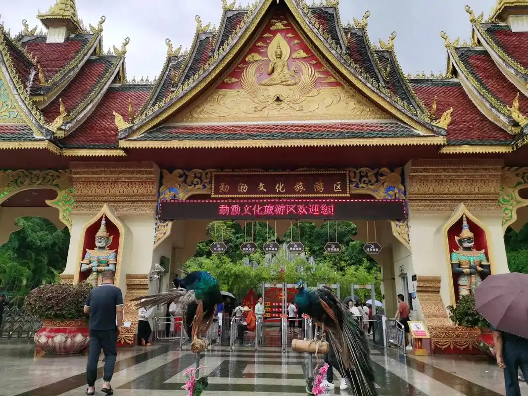 雨后的勐泐大佛寺,显得格外清新,静谧与萧寞… 怀着虔诚朝拜的心