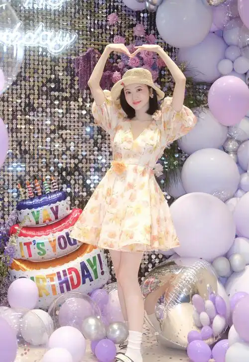 景甜生日当天这身小清新装扮,也太美了,青春又活力,少女感十足!