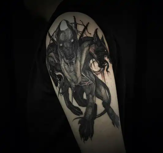 大臂,地狱三头犬