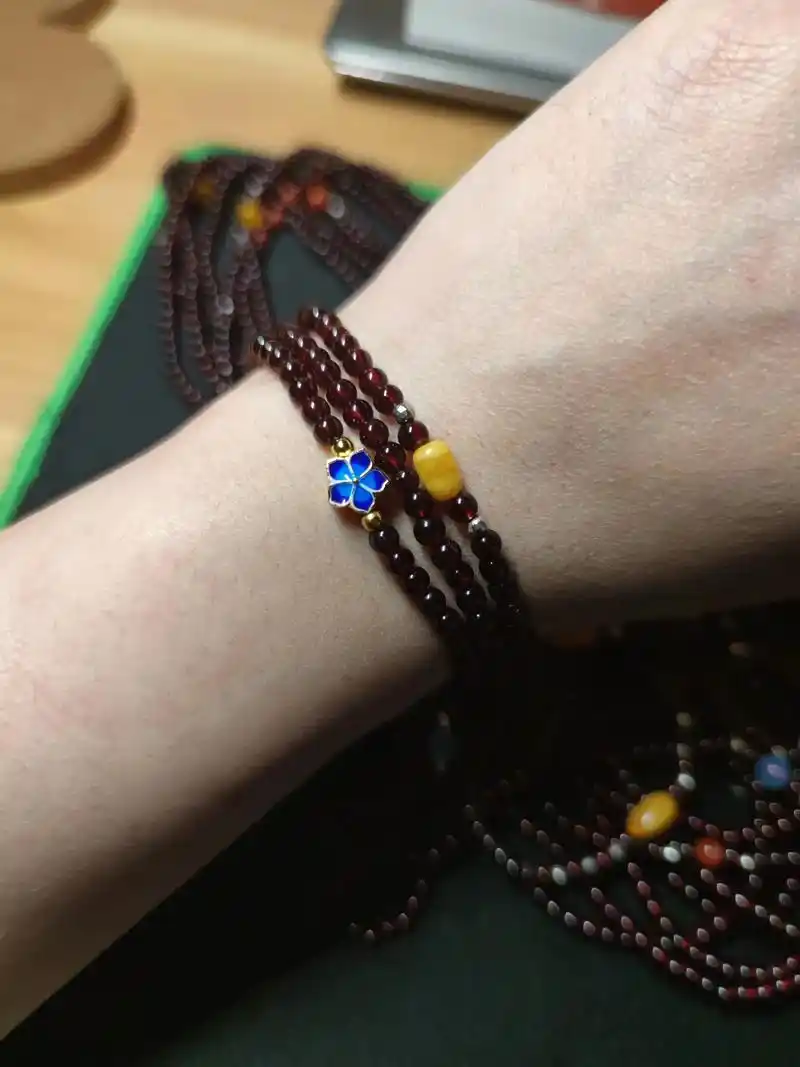 新串的石榴石手链