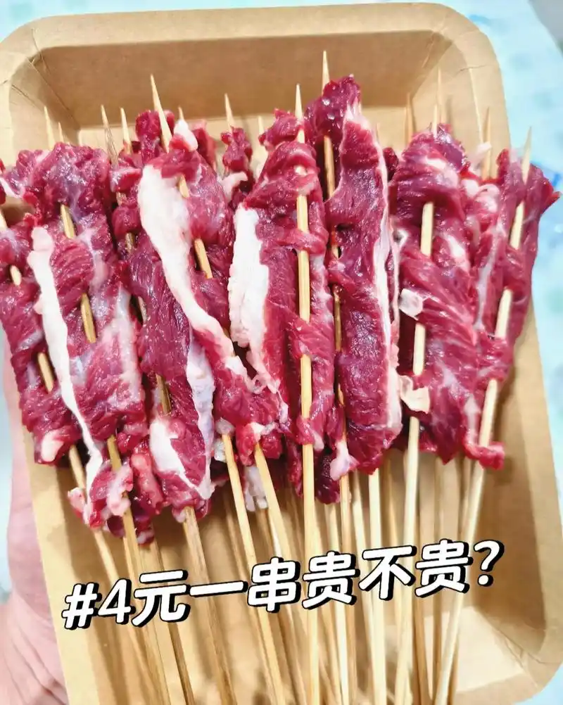 一口爆汁的牛肉串带少许雪花的牛小排烤串真的绝,少少雪花提供