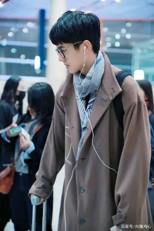 刘昊然机场照