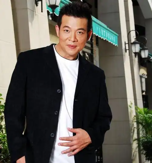 他是香港最著名的大反派与刘德华是死对头两段婚姻如今很幸福