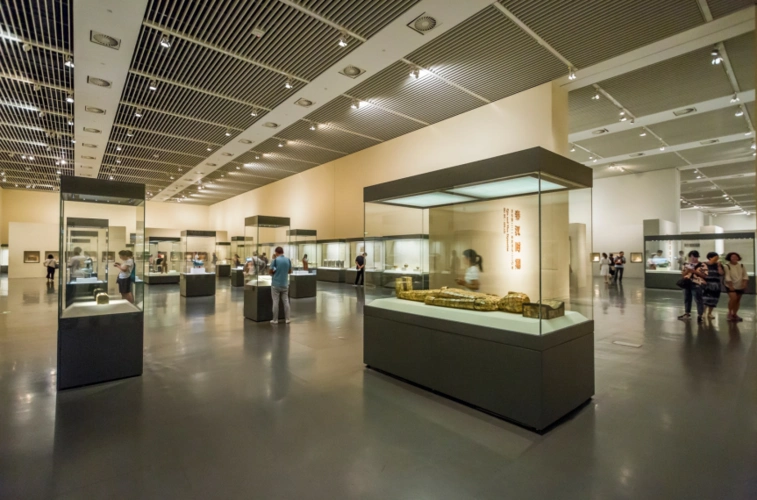 装备博物馆作为现代化的标准:要么把陈列展厅装修得好像宾馆,认为越