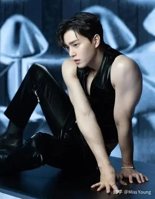 2009年,《原来是美男啊》里的张根硕2004年,《浪漫满屋》里的郑智薰到