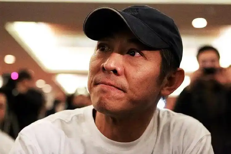 而这张照片曝光以后,不少网友们也纷纷在评论区留言,感叹李连杰当真是