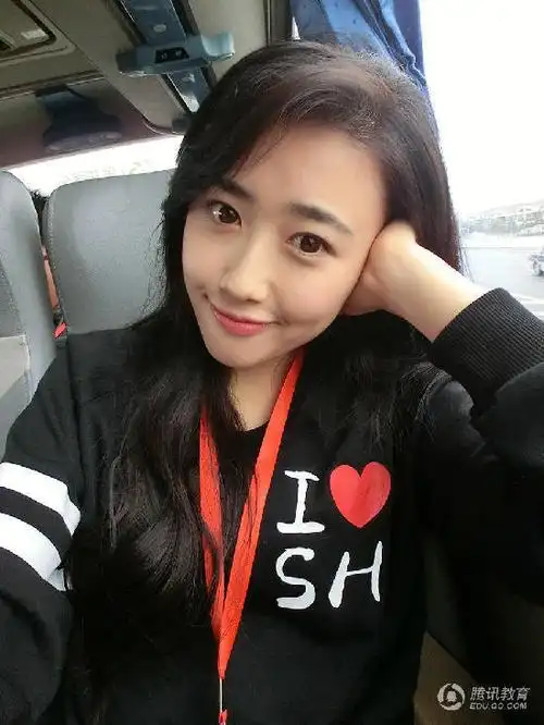 人大女神康逸琨徜徉绿水似清水芙蓉