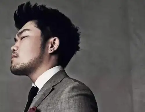 即使年岁相隔也不能阻止李玖哲与她的姐弟恋让人既羡慕又欣喜