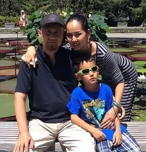 该抱孙子的年纪娶了娇妻当了爹这8位明星跟亲儿子像祖孙