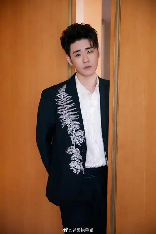 张云雷腾讯年度娱乐盛典造型来啦～黑色刺绣印花西装 ,贵气十足!