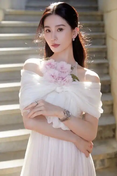 刘诗诗最新花朵白裙造型写真大片好迷人~姐宝在清纯这一块子无人能敌