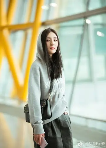 杨幂赴纽约观秀机场露美腿可爱托腮