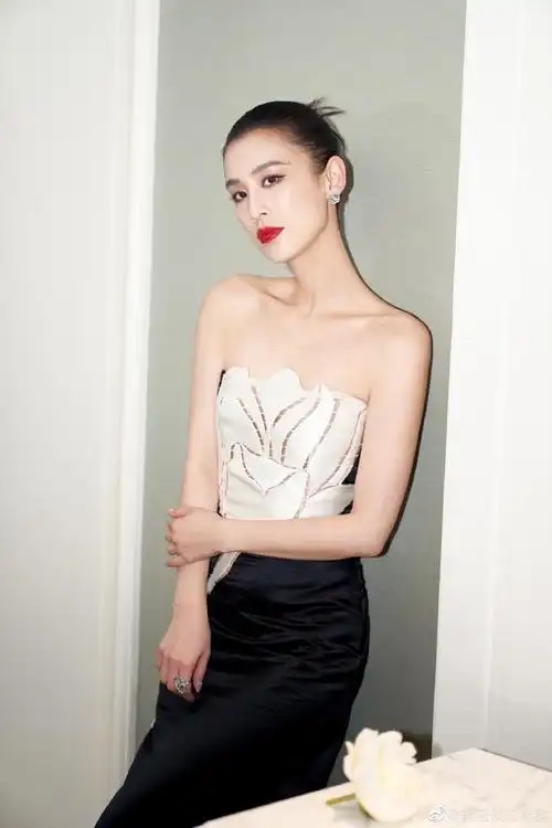 黄圣依辟谣怀孕传闻,贴身裙展现完美身材