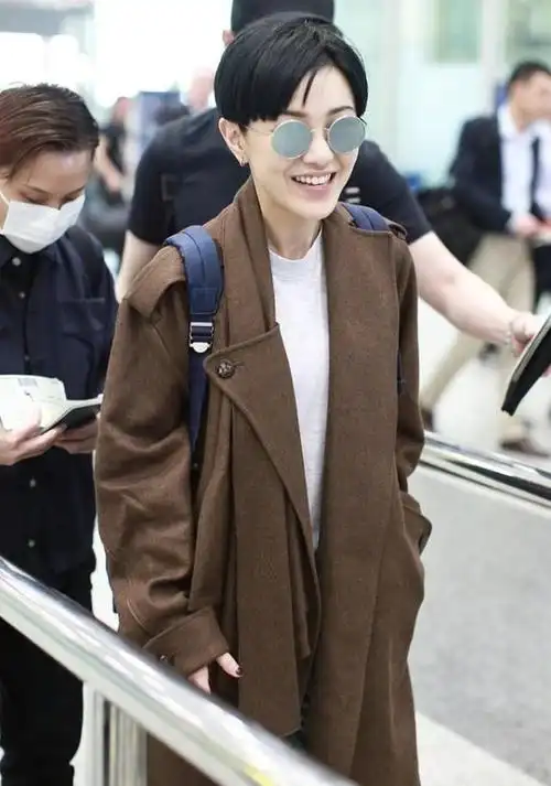 女生中性偏男短发,女生适合剪的男生发型(郭采洁穿宽肩西装配牛仔裤)