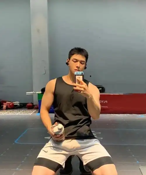 寸头肌肉健身小狼狗爱自拍,第几张可以拿下你?__财经头条