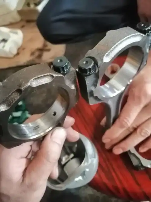 丰田霸道1gr发动机连杆瓦旧的有缺口新的没有能不_丰田_凯美瑞_汽车