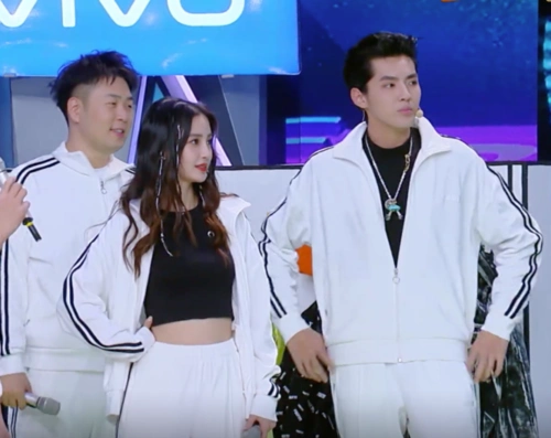 比如吴亦凡和 angelababy 上综艺的时候,穿白色丝绒运动套装.