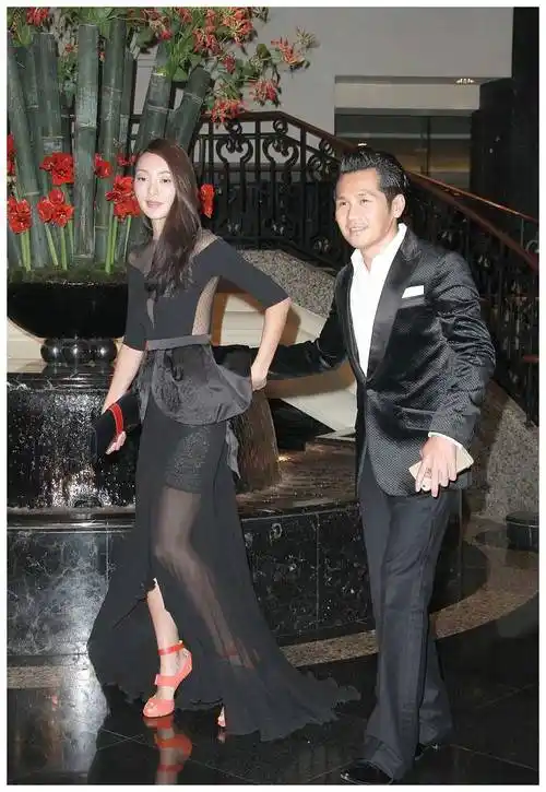 曹格老婆真会抢风头,镂空黑裙穿出傲人身材,曹格却老太快像大爷