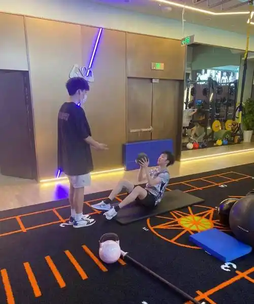 马景涛前妻素颜娇美似少女,13岁儿子六块腹肌太惊人,高颜值似爸_小