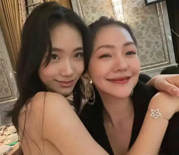小s三个女儿现身爷爷葬礼细节看出三人家教只有老二搀扶奶奶