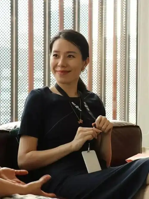 王屹芝不愧是百亿贵妇就算穿着低调的服装也掩盖不住气场