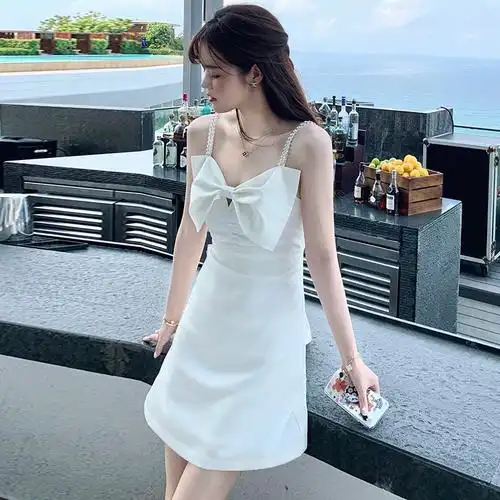 吊带露肩白色连衣裙图片