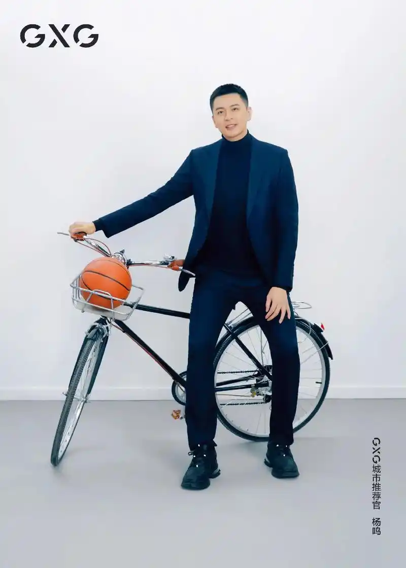 杨鸣 咱杨导真是帅的有一套哇 嘎嘎板正91 也祝大家国庆节 - 抖音