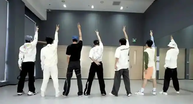 时代少年团#时代少年团背影比耶合集96709915    四年时间.