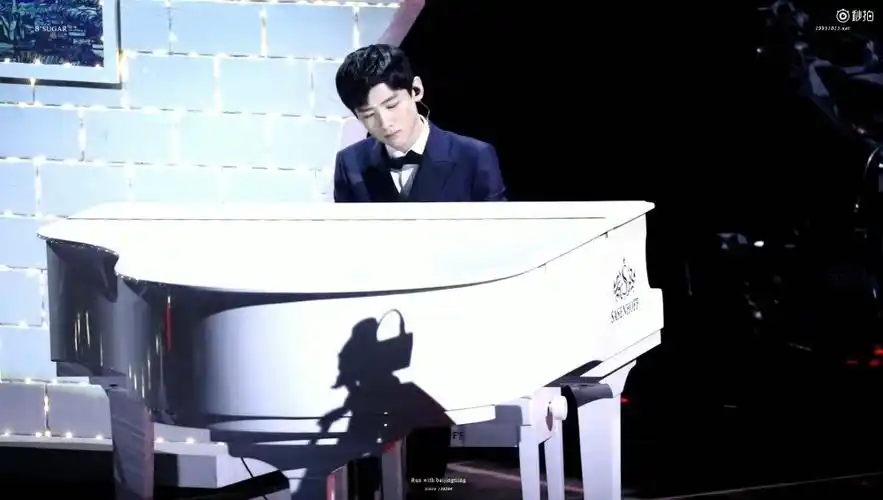 星娱客:       #白敬亭模仿汤姆猫弹钢琴#白敬亭湖南卫视