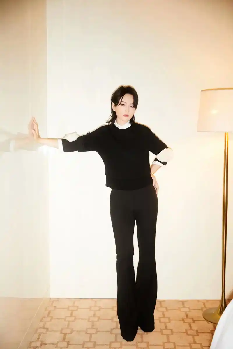 周笔畅一身valention造型亮相今晚 - 抖音