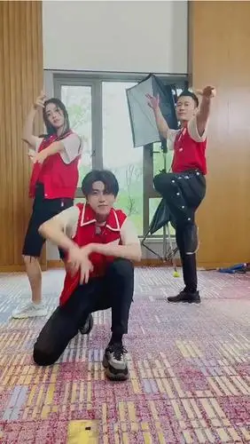 宋雨琦晒跑男团跳舞视频,baby表情严肃,与黄旭熙cp感十足