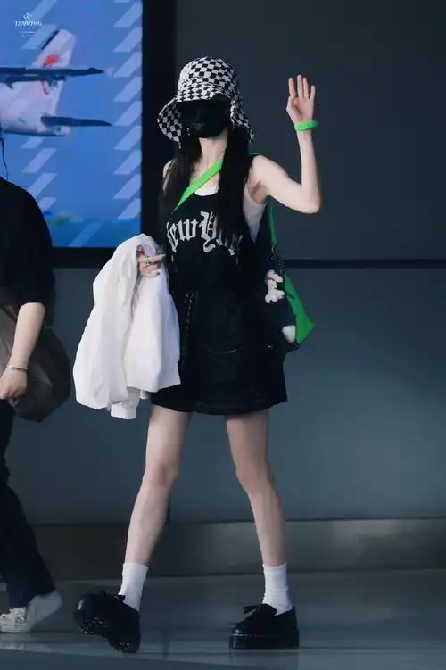 杨幂私服##杨幂棋盘格渔夫帽机场路透##杨幂涂了蓝色指甲##今日星拍