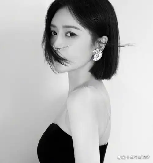 秦岚穿黑色中空长裙性感迷人,短发精致干练气质独特