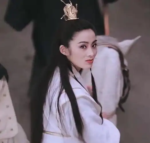 还记得回眸成经典的"赵敏"吗?54岁复出拍戏,差点没认出来