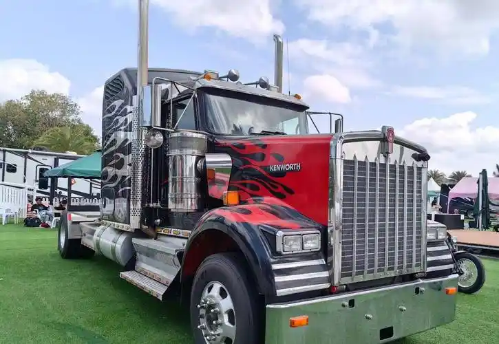 今天我们点评的法拍品是一辆擎天柱大卡车拖车头!