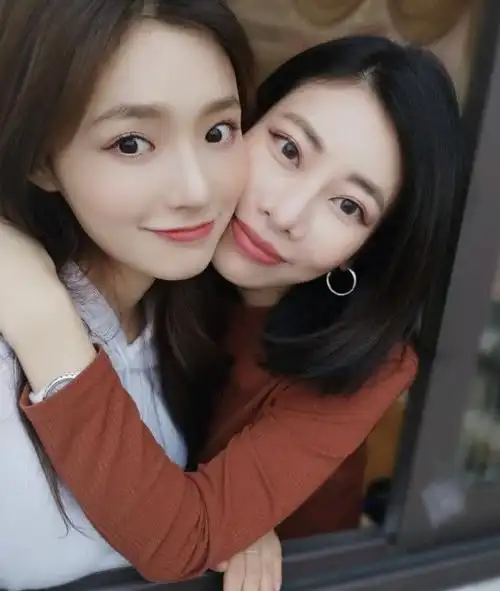 林允不舍好姐妹离开晒合照两人脸贴脸秀甜蜜林允卖萌超可爱