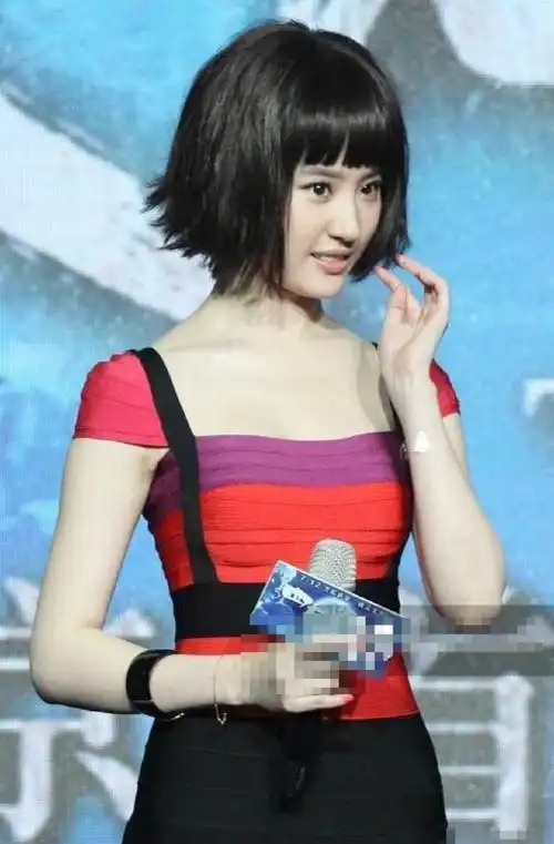 刘亦菲早期短发造型曝光乖巧可爱像极洋娃娃