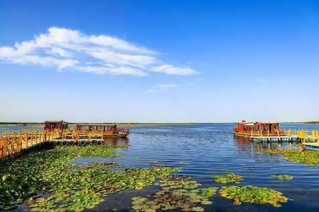 博斯腾湖位于新疆维吾尔自治区巴音郭楞蒙古自治州天山南麓|新疆